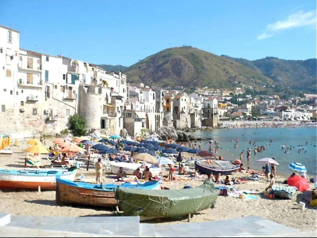 Sul mare con spiaggetta privata vicino a Cefalù. Buonfornello Italia